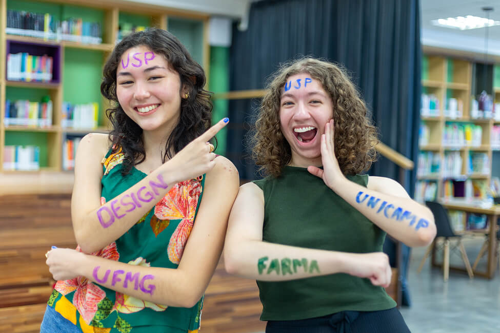 Alunas do Ensino Médio comemorando entrada na Universidade
